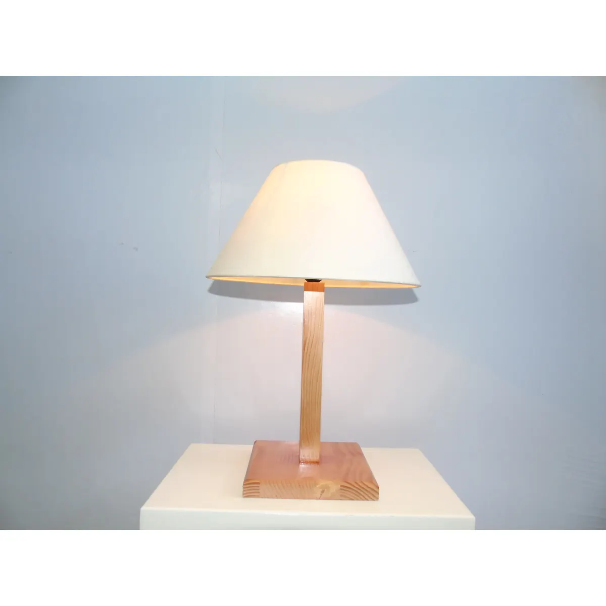 Đèn Bàn Gỗ Chân Vuông Chụp Nón Vải Phòng Ngủ Đèn Bàn Gỗ Chân Vuông Chụp Nón Vải Phòng Ngủ — đèn lồng gỗ Hội An | LongDenViet