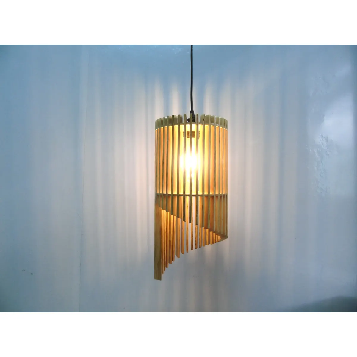 Đèn Thả Gỗ Trụ Thanh Xoắn Pinwheel Trang Trí Đèn Thả Gỗ Trụ Thanh Xoắn Pinwheel Trang Trí — đèn lồng gỗ Hội An | LongDenViet