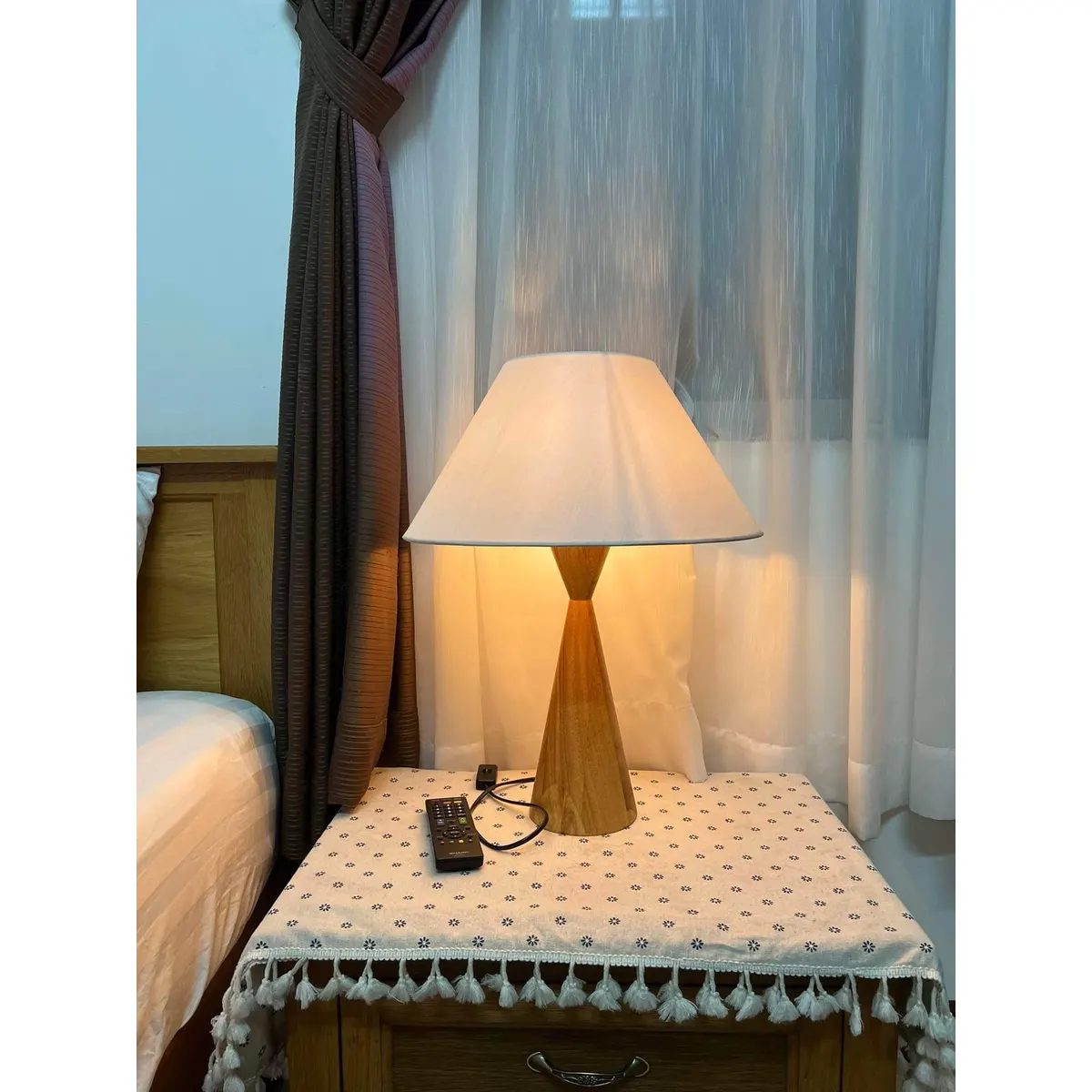 Đèn Bàn Gỗ Chân Con Quay Kép Chụp Vải Nón Đèn Bàn Gỗ Chân Con Quay Kép Chụp Vải Nón — đèn lồng gỗ Hội An | LongDenViet