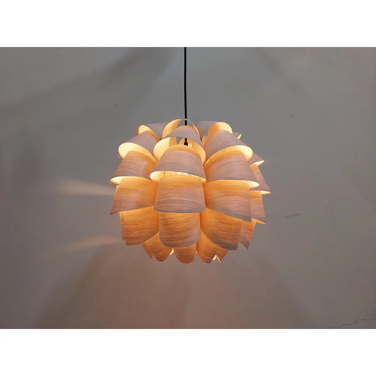 Đèn Thả Gỗ Veneer Cuộn Xoắn Tròn Trang Trí Đèn Thả Gỗ Veneer Cuộn Xoắn Tròn Trang Trí — đèn lồng gỗ Hội An | LongDenViet