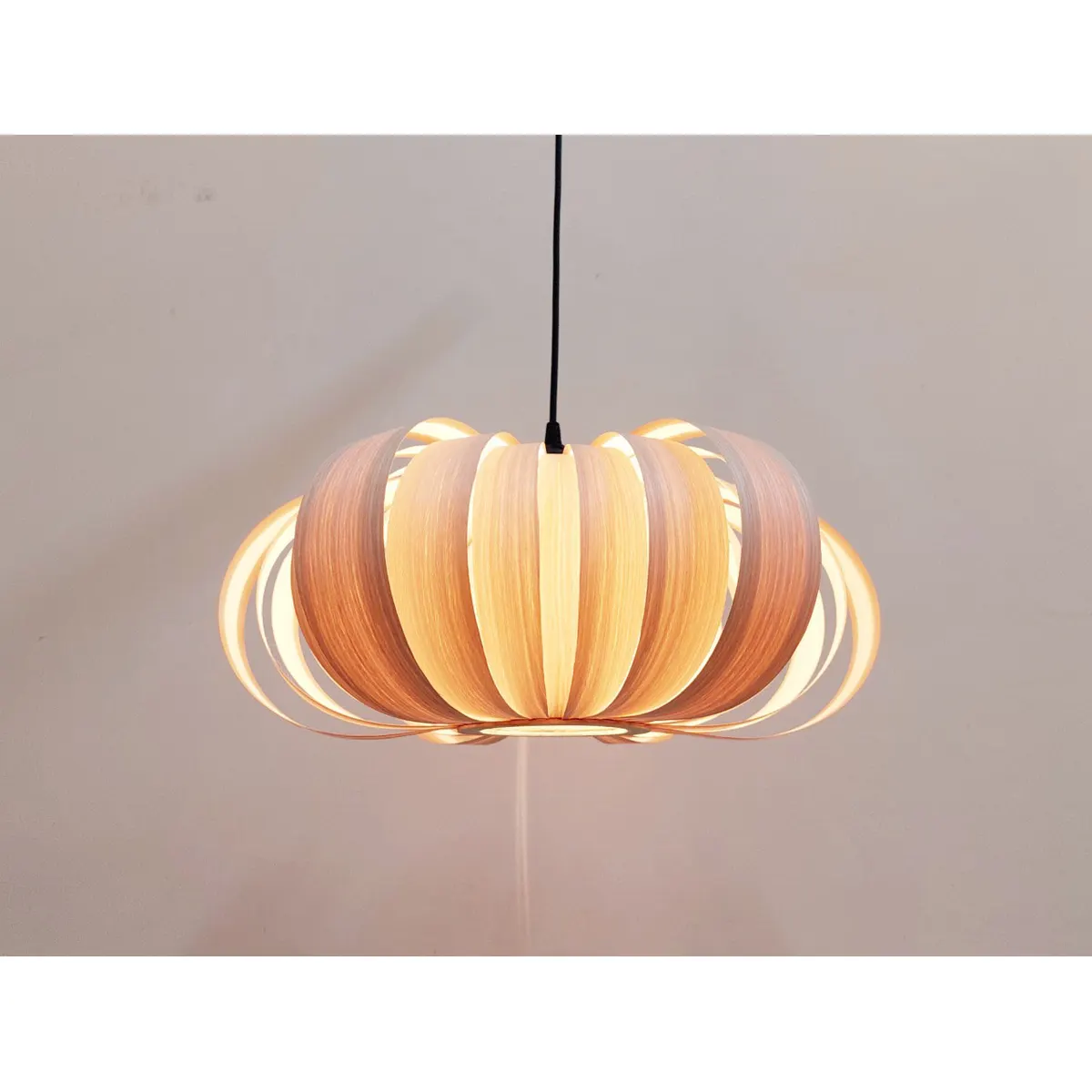 Đèn Thả Gỗ Veneer Cánh Ngang Hình Bầu Dẹt Đèn Thả Gỗ Veneer Cánh Ngang Hình Bầu Dẹt — đèn lồng gỗ Hội An | LongDenViet