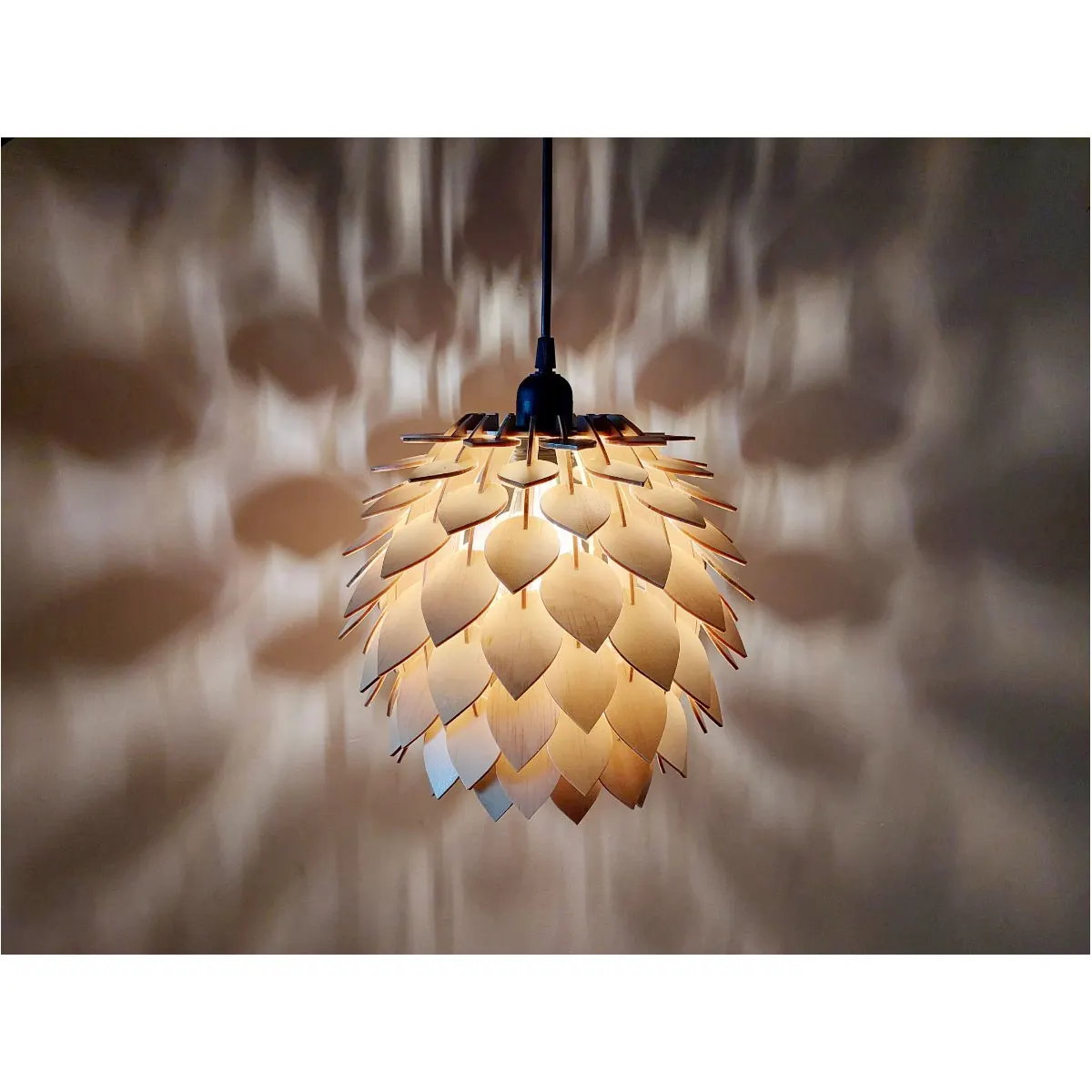 Đèn Thả Gỗ Cánh Lá Pine Cone Phòng Khách Đèn Thả Gỗ Cánh Lá Pine Cone Phòng Khách — đèn lồng gỗ Hội An | LongDenViet