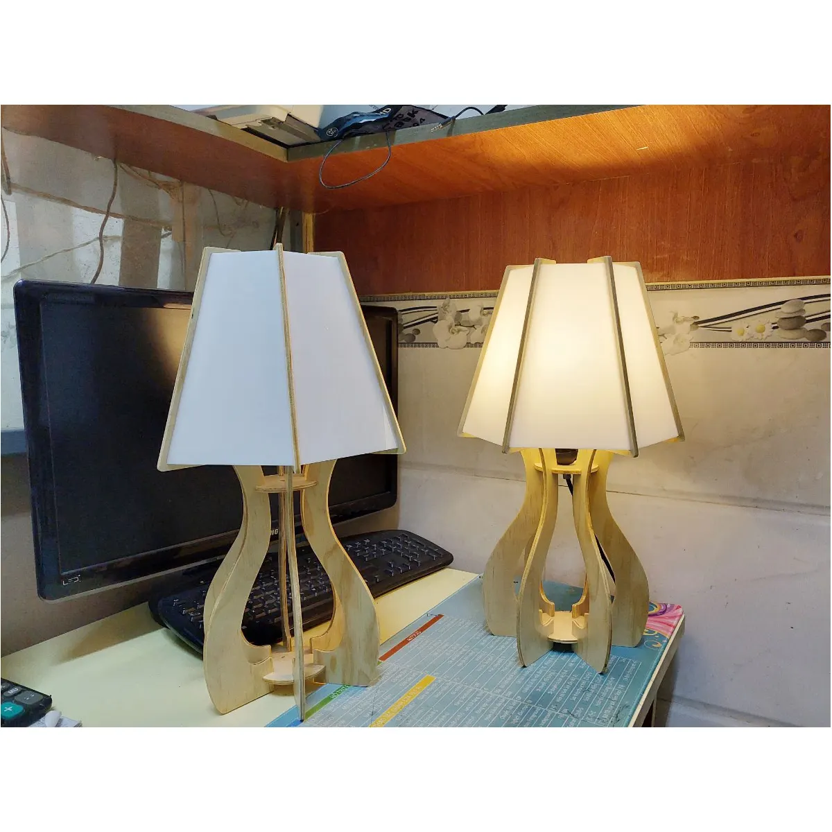 Đèn Bàn Gỗ Thân Cong 4 Cánh Chụp Vải Hộp Đèn Bàn Gỗ Thân Cong 4 Cánh Chụp Vải Hộp — đèn lồng gỗ Hội An | LongDenViet