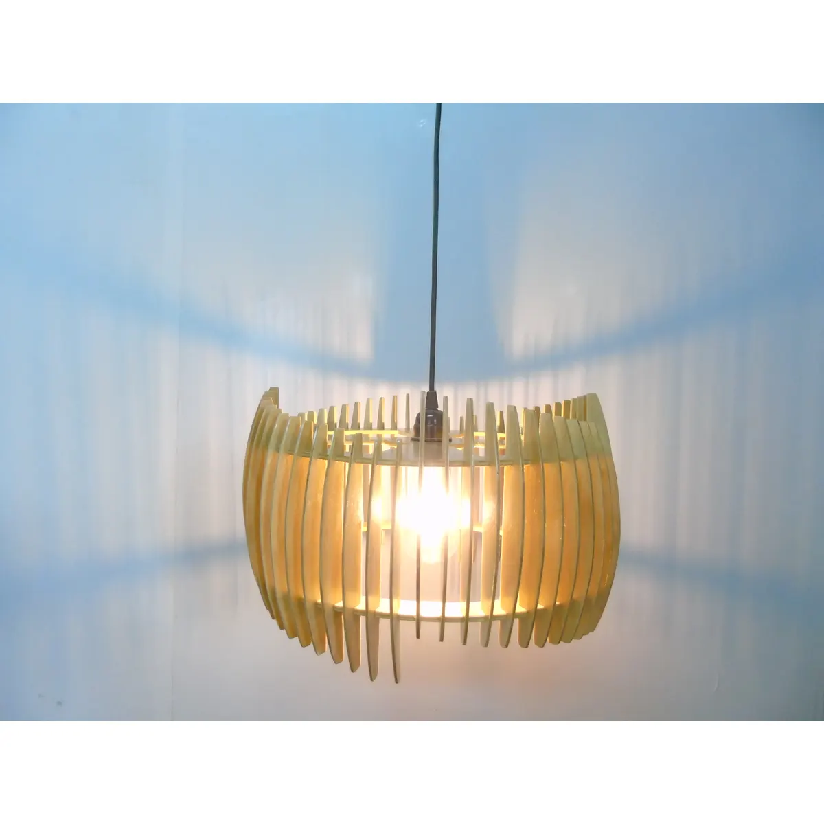 Đèn Thả Gỗ Trụ Tròn Sọc Cong Nhà Hàng Đèn Thả Gỗ Trụ Tròn Sọc Cong Nhà Hàng — đèn lồng gỗ Hội An | LongDenViet