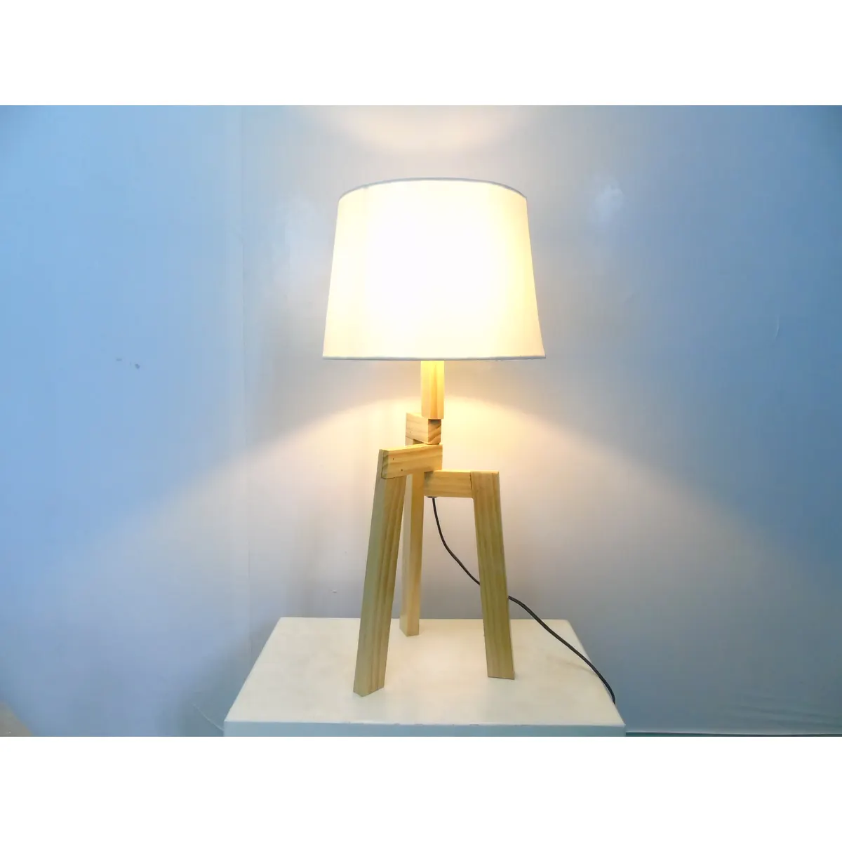 Đèn Bàn Gỗ 4 Chân Chụp Vải Nón Trang Trí Đèn Bàn Gỗ 4 Chân Chụp Vải Nón Trang Trí — đèn lồng gỗ Hội An | LongDenViet