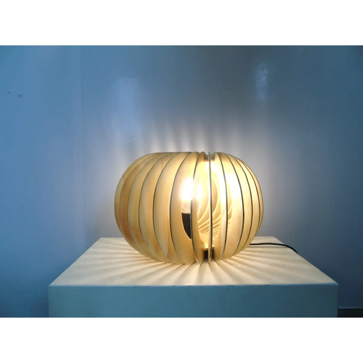 Đèn Bàn Gỗ Hình Bí Ngô Xoắn Dẹt Nghệ Thuật Đèn Bàn Gỗ Hình Bí Ngô Xoắn Dẹt Nghệ Thuật — đèn lồng gỗ Hội An | LongDenViet