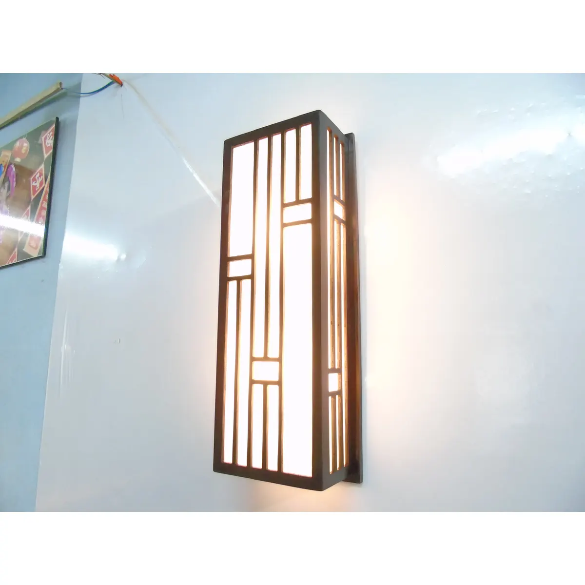 Đèn Áp Tường Gỗ Nâu Khung Chữ Nhật Hoa Văn Đèn Áp Tường Gỗ Nâu Khung Chữ Nhật Hoa Văn — đèn lồng gỗ Hội An | LongDenViet