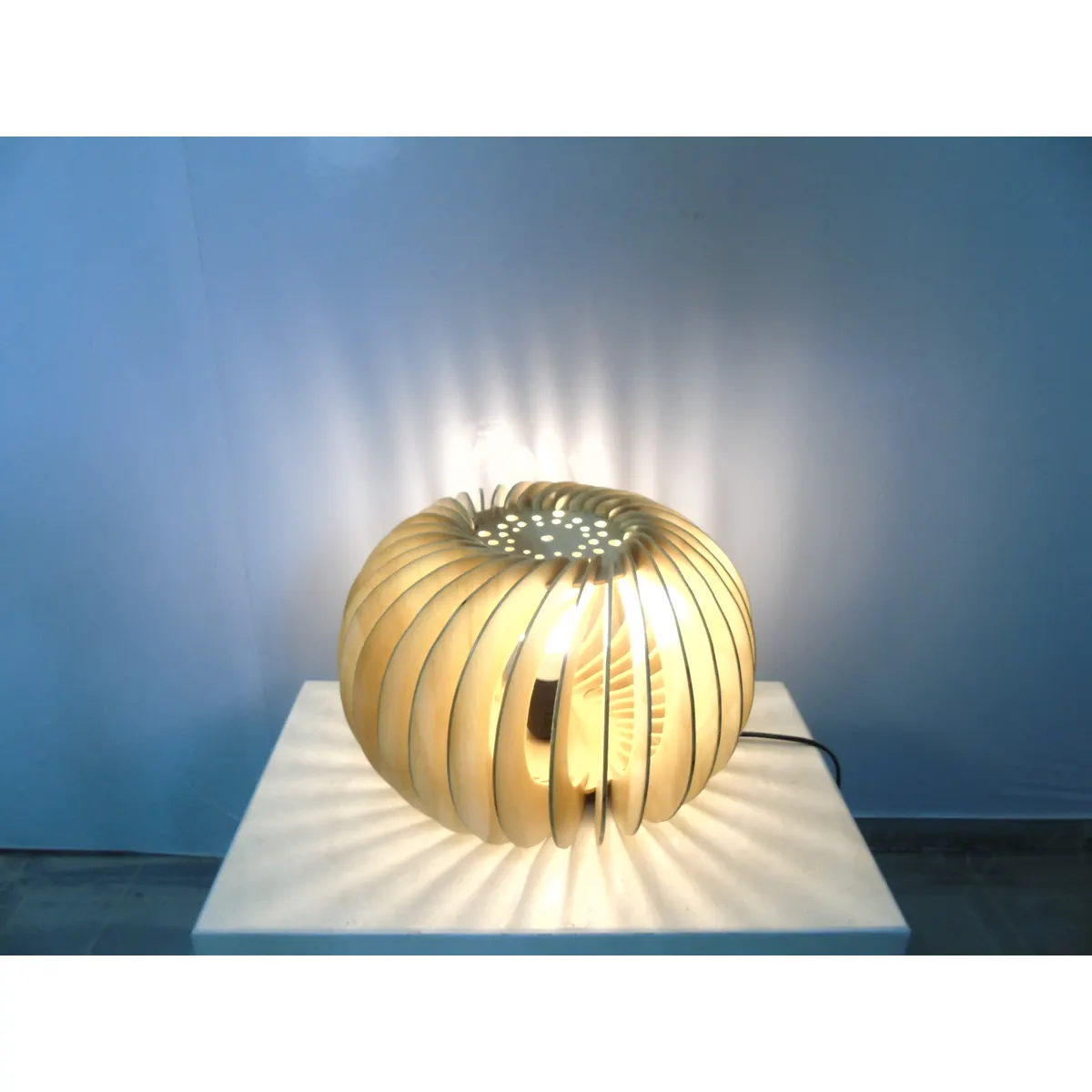 Đèn Bàn Gỗ Hình Cầu Xoắn Ốc Nghệ Thuật Đèn Bàn Gỗ Hình Cầu Xoắn Ốc Nghệ Thuật — đèn lồng gỗ Hội An | LongDenViet